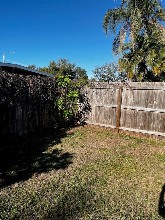 Image 22 of property listing at 425 PALMETTO DRIVE, Venice, FL 34293