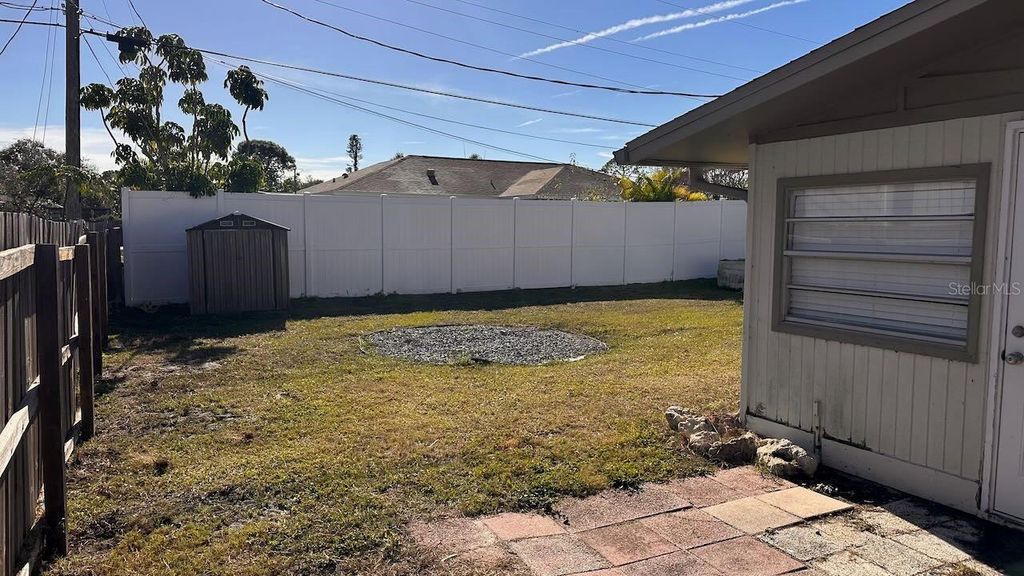 Image 25 of property listing at 425 PALMETTO DRIVE, Venice, FL 34293