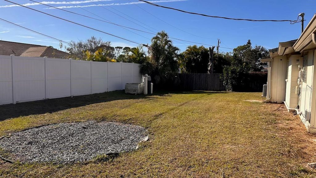 Image 26 of property listing at 425 PALMETTO DRIVE, Venice, FL 34293