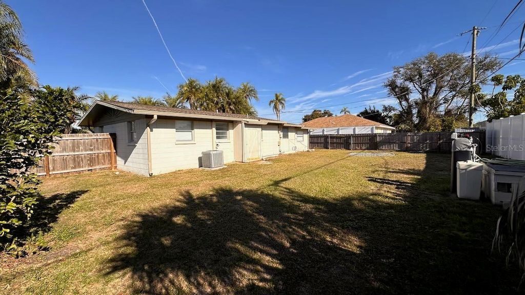 Image 28 of property listing at 425 PALMETTO DRIVE, Venice, FL 34293