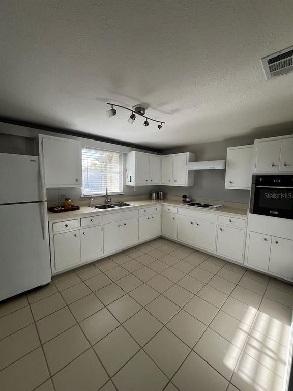 Image 4 of property listing at 425 PALMETTO DRIVE, Venice, FL 34293