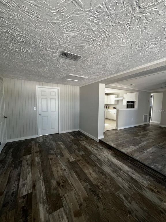 Image 5 of property listing at 425 PALMETTO DRIVE, Venice, FL 34293