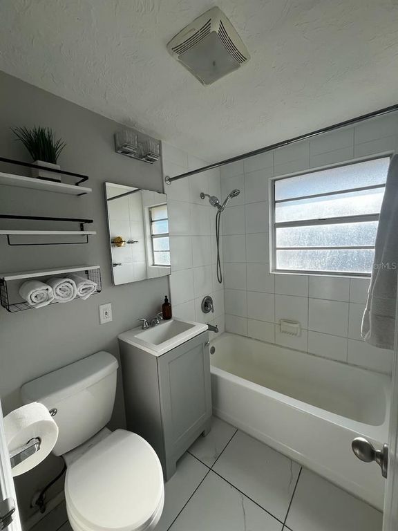 Image 6 of property listing at 425 PALMETTO DRIVE, Venice, FL 34293