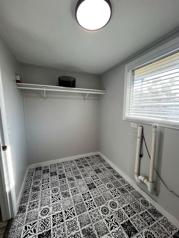 Image 7 of property listing at 425 PALMETTO DRIVE, Venice, FL 34293