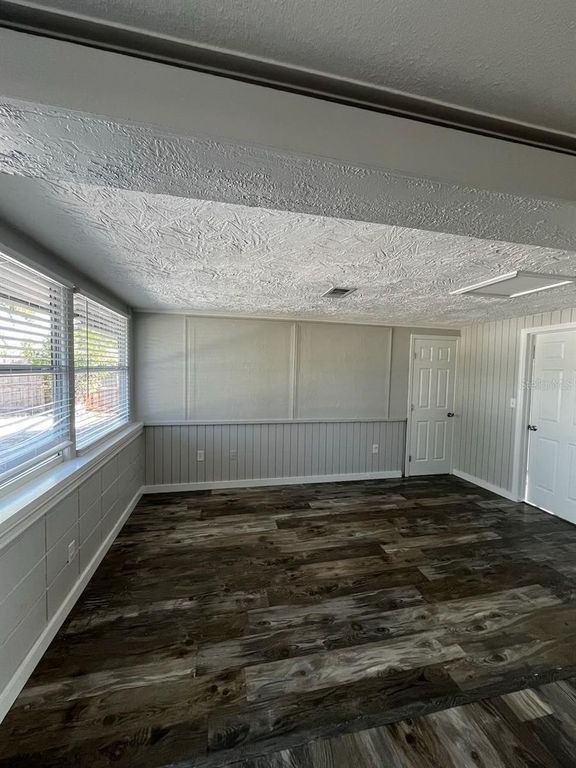 Image 9 of property listing at 425 PALMETTO DRIVE, Venice, FL 34293