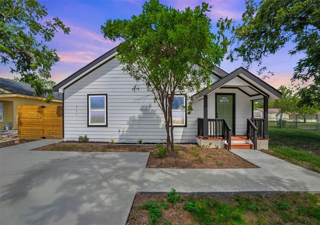 711 Fir LN, Lockhart, TX 78644