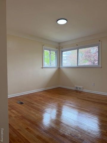 3234 Poplar Avenue, Warren, MI 48091