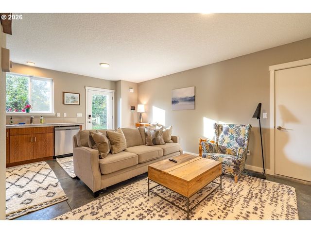 1336 Ne HOLLAND St, Portland, OR 97211