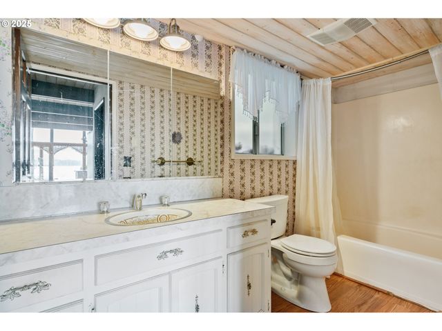 10 W CAPE HORN Rd, Cathlamet, WA 98612