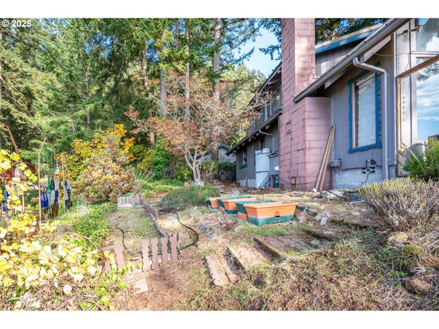 10 W CAPE HORN Rd, Cathlamet, WA 98612