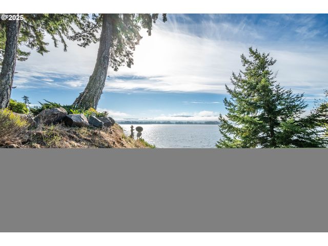 10 W CAPE HORN Rd, Cathlamet, WA 98612