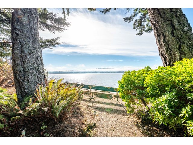 10 W CAPE HORN Rd, Cathlamet, WA 98612