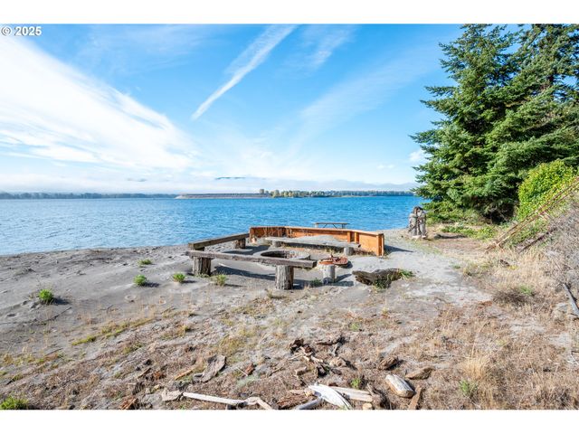 10 W CAPE HORN Rd, Cathlamet, WA 98612