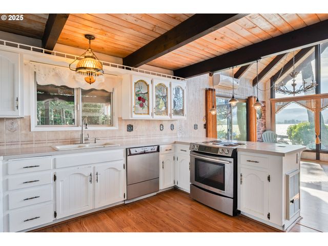 10 W CAPE HORN Rd, Cathlamet, WA 98612