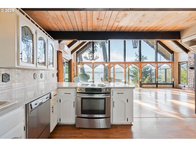 10 W CAPE HORN Rd, Cathlamet, WA 98612