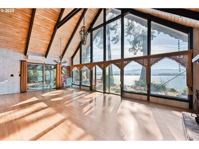 10 W CAPE HORN Rd, Cathlamet, WA 98612