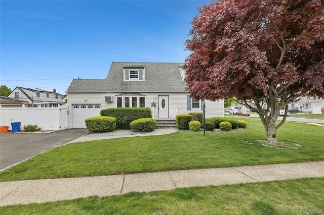 2 Dorset Lane, Farmingdale, NY 11735