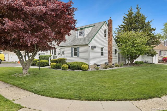 2 Dorset Lane, Farmingdale, NY 11735