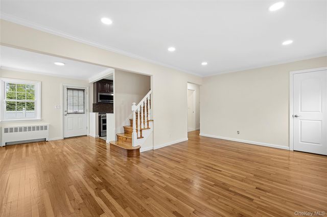 2 Dorset Lane, Farmingdale, NY 11735