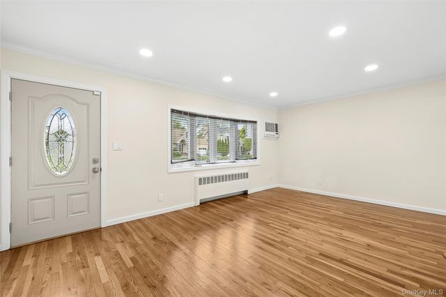 2 Dorset Lane, Farmingdale, NY 11735