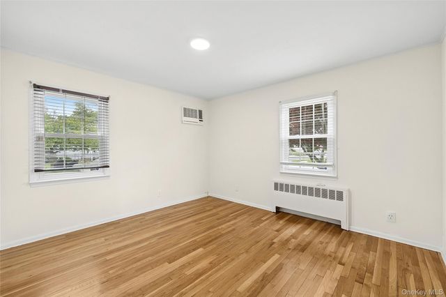 2 Dorset Lane, Farmingdale, NY 11735