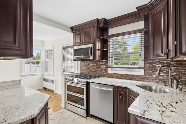 2 Dorset Lane, Farmingdale, NY 11735