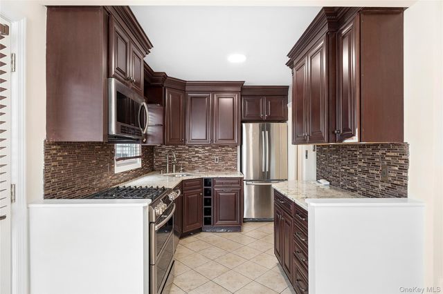 2 Dorset Lane, Farmingdale, NY 11735