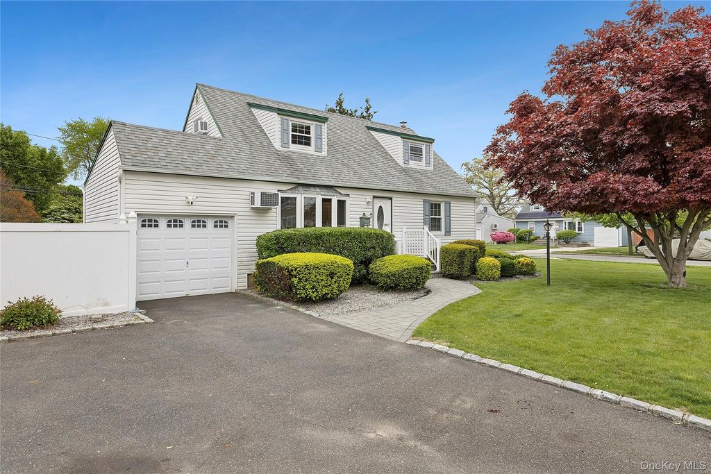2 Dorset Lane, Farmingdale, NY 11735