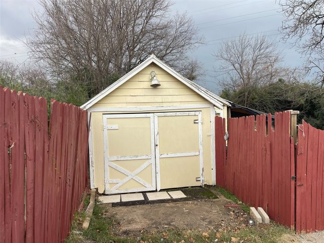 2524 Oakwood Terrace, Haltom City, TX 76117