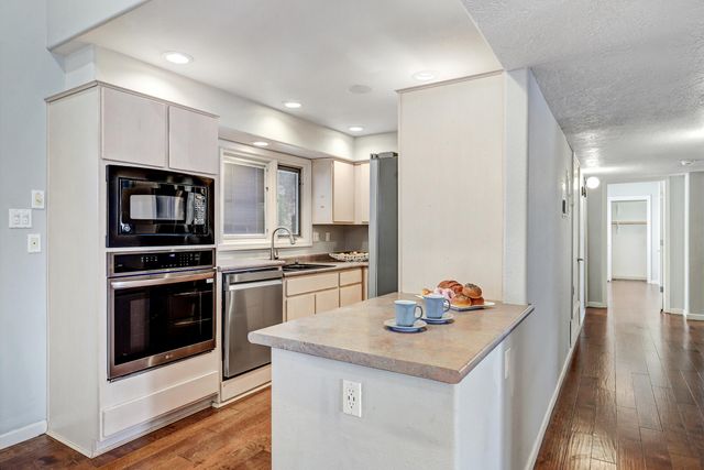 1301 Rio Rancho Drive SE B, Rio Rancho, NM 87124