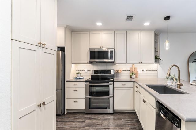 2215 Post RD 2084, Austin, TX 78704