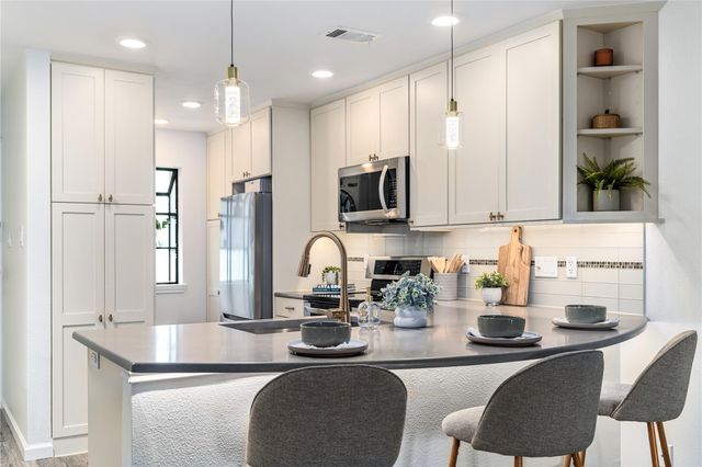 2215 Post RD 2084, Austin, TX 78704