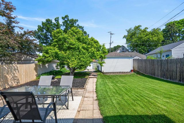 1826 E Fernwood AVENUE, Milwaukee, WI 53207
