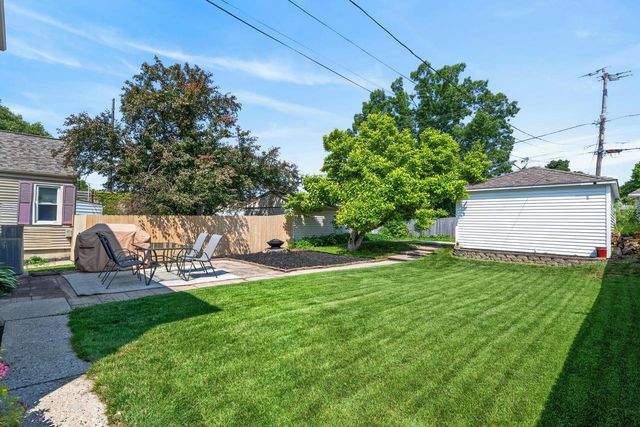 1826 E Fernwood AVENUE, Milwaukee, WI 53207