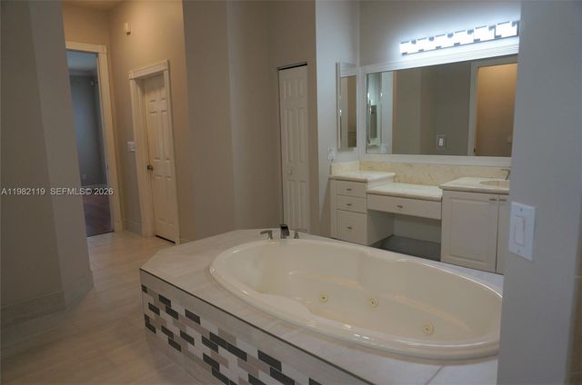 8006 N Savannah Cir, Davie, FL 33328