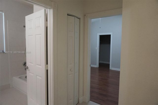 8006 N Savannah Cir, Davie, FL 33328