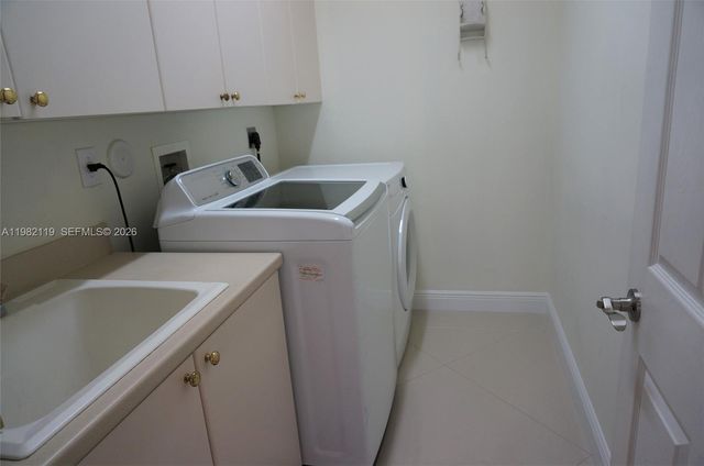 8006 N Savannah Cir, Davie, FL 33328