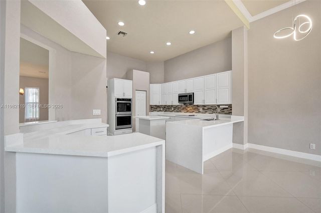 8006 N Savannah Cir, Davie, FL 33328