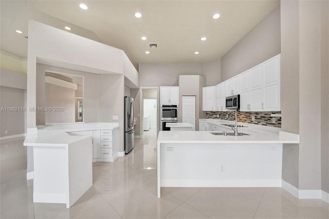 8006 N Savannah Cir, Davie, FL 33328