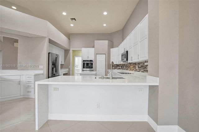 8006 N Savannah Cir, Davie, FL 33328