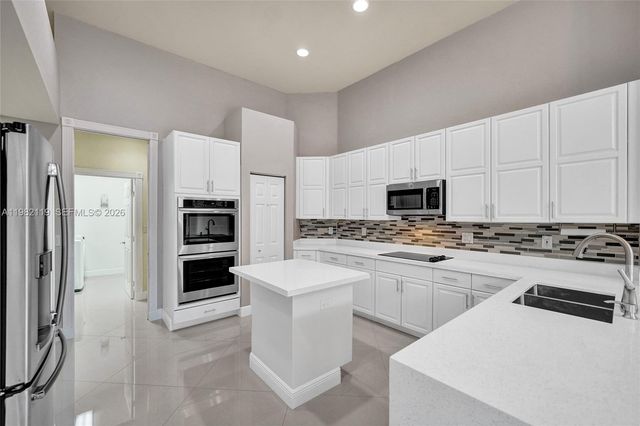 8006 N Savannah Cir, Davie, FL 33328