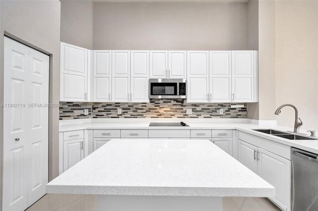8006 N Savannah Cir, Davie, FL 33328