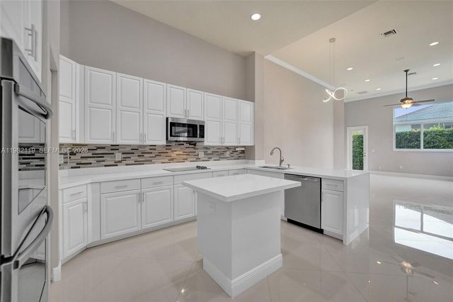 8006 N Savannah Cir, Davie, FL 33328