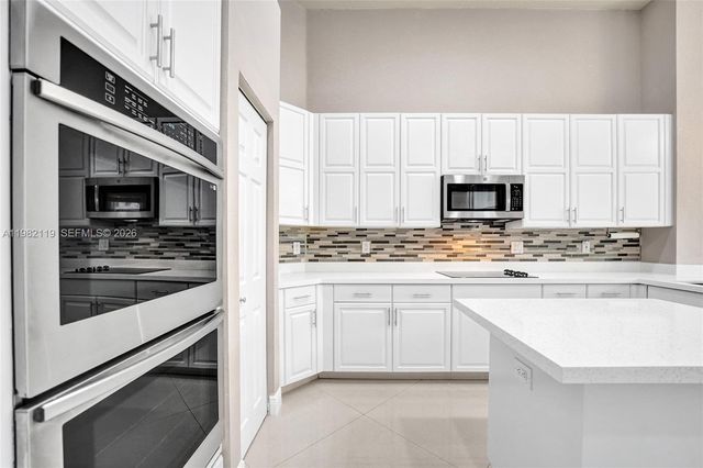 8006 N Savannah Cir, Davie, FL 33328