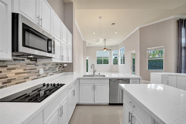 8006 N Savannah Cir, Davie, FL 33328