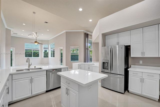 8006 N Savannah Cir, Davie, FL 33328