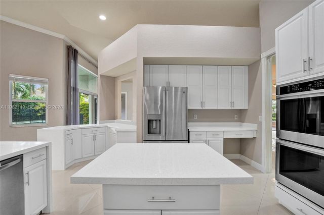 8006 N Savannah Cir, Davie, FL 33328