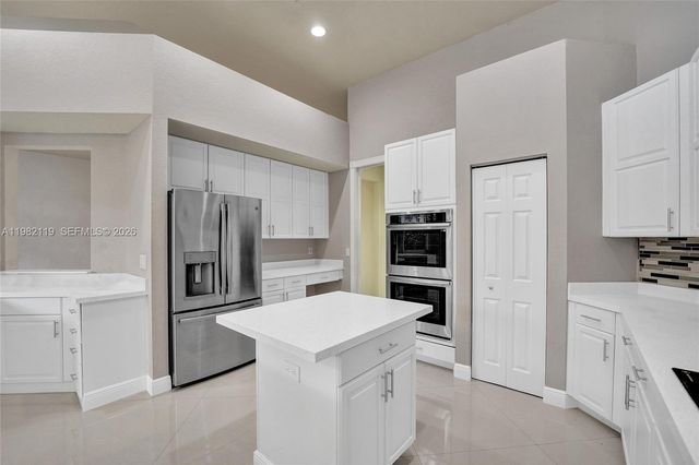 8006 N Savannah Cir, Davie, FL 33328