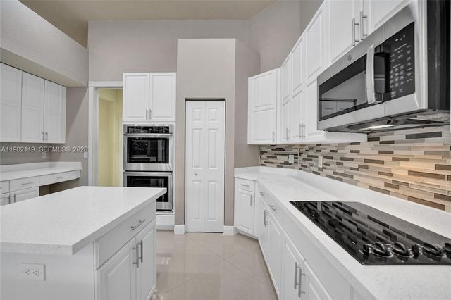 8006 N Savannah Cir, Davie, FL 33328