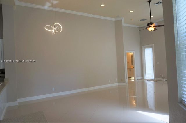 8006 N Savannah Cir, Davie, FL 33328